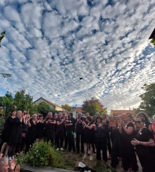 la chorale sous un ciel moutonneux